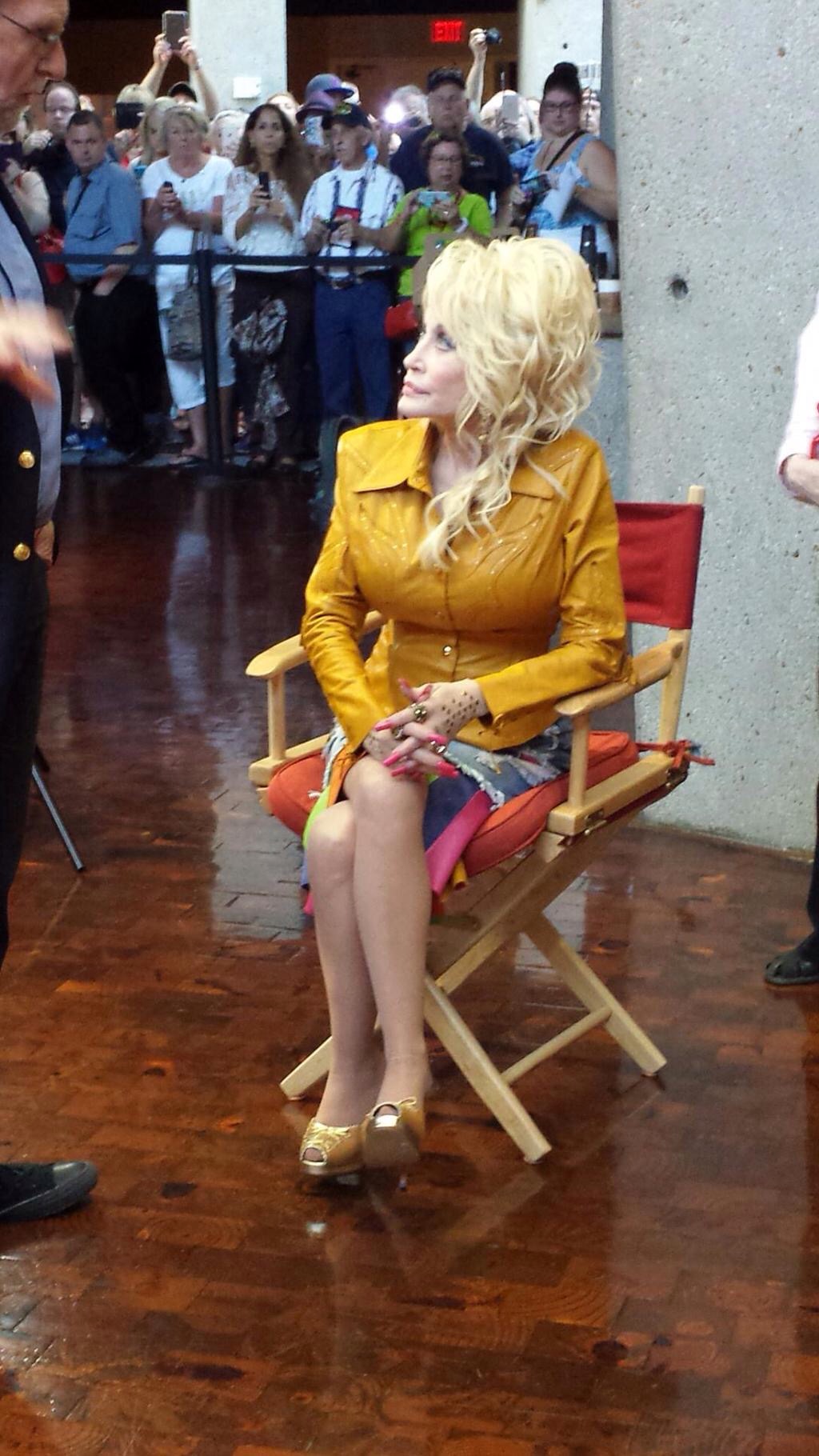 Dolly Parton shocked the tourists at Country Music Hall Of Fame Museum | Dollyfancom